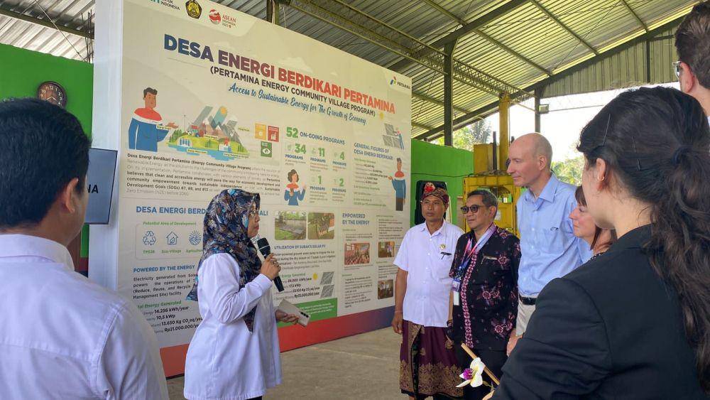 Deputy Secretary of Energy Amerika Serikat David Turk mengunjungi Desa Keliki, Desa Energi Berdikari Pertamina pada Jumat (25/8/2023). (Dok. Pertamina)