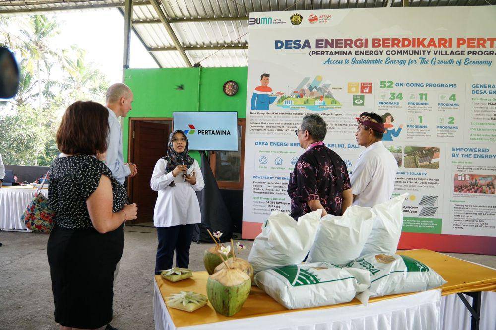Deputy Secretary of Energy Amerika Serikat David Turk mengunjungi Desa Keliki, Desa Energi Berdikari Pertamina pada Jumat (25/8/2023). (Dok. Pertamina)