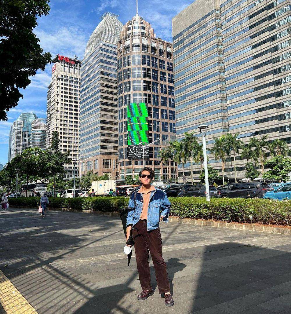 Layering outfit Ardhito Pramono (instagram.com/ardhitopramono)