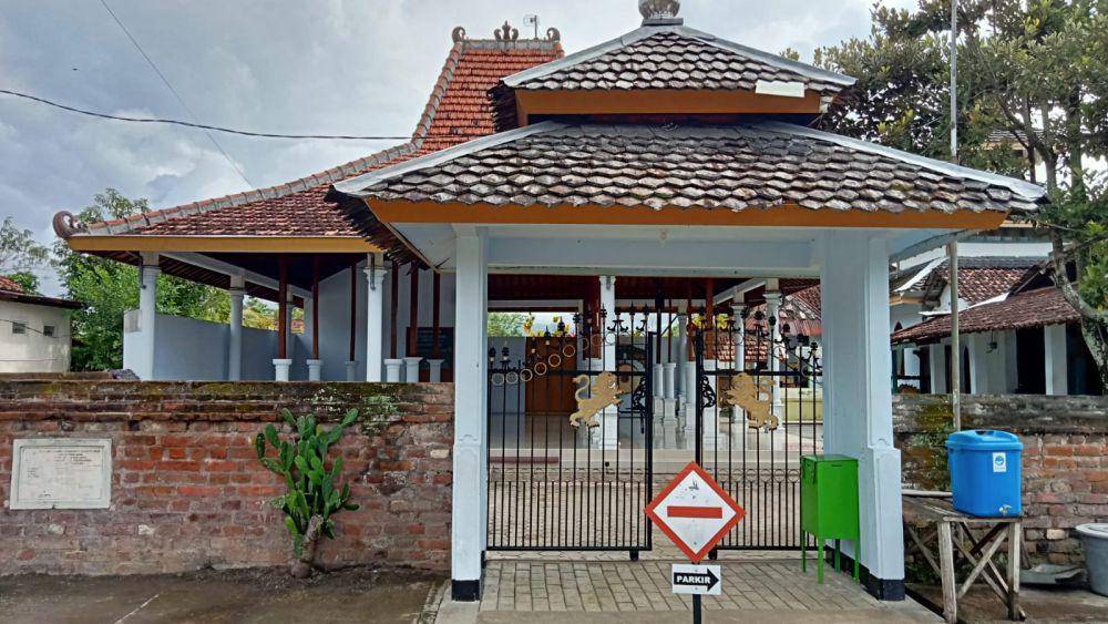 Tampak teras joglo di sebalah Masjid Tiban. (dok.pribadi/Rangga Rafi'Arli)