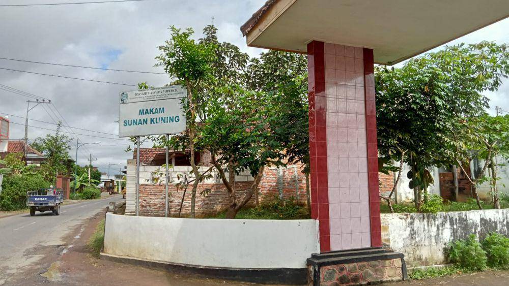 Gapura masuk Masjid Tiban dan Makam Sunan Kuning. (dok.pribadi/Rangga)