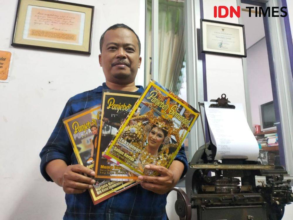 Kukuh S W saat menunjukkan cetakan Majalah Panjebar Semangat. (IDN Times/Khusnul Hasana)