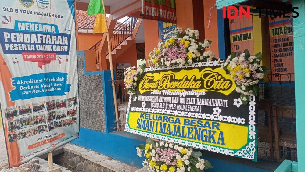 Inin Nastain/ karangan bunga duka cita terpampang di SLB B