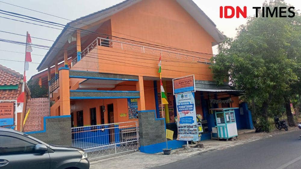 Inin Nastain/ Bendera kuning terpasang di gerbang SLB B Majalengka