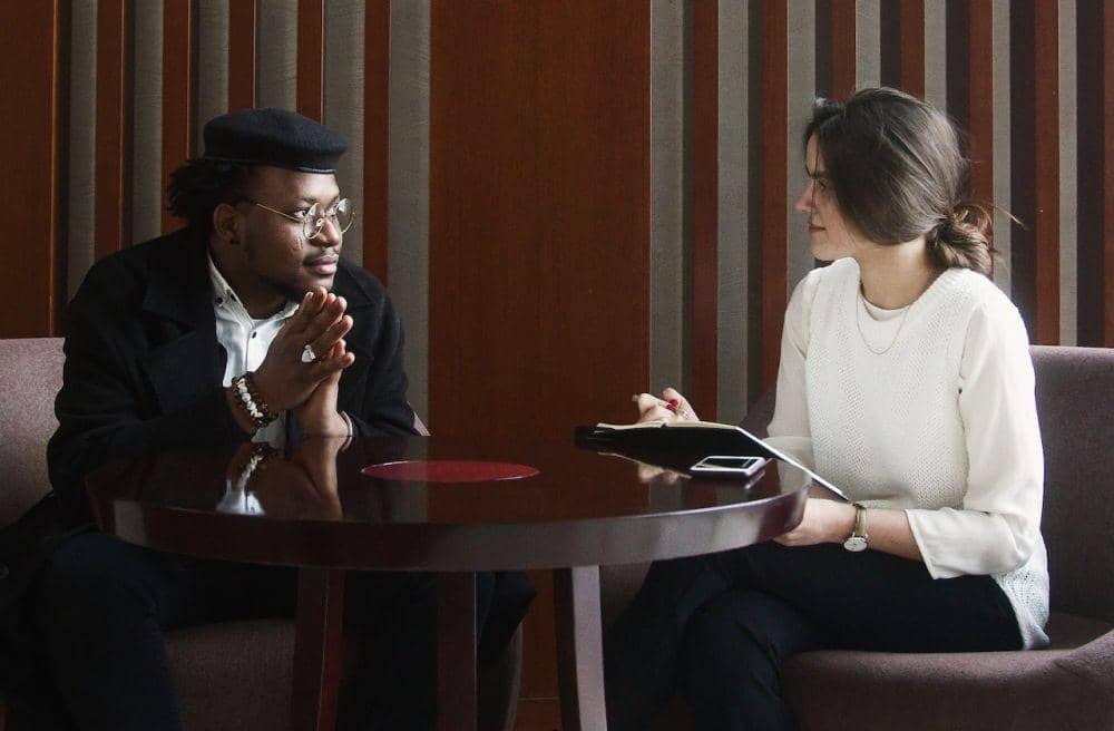 ilustrasi berkenalan (pexels.com/Artem Podrez)