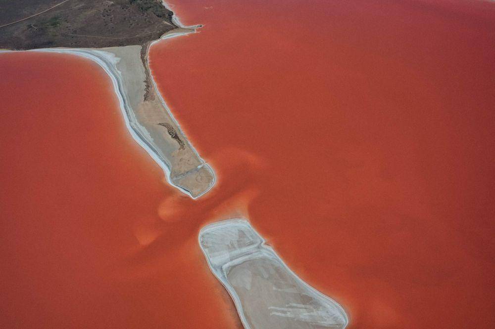 ilustrasi Danau Natron yang bewarna merah (pexels.com/Maksim Romashkin)