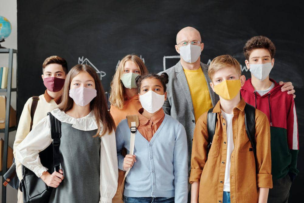 ilustrasi orang bermasker (pexels.com/Max Fischer)