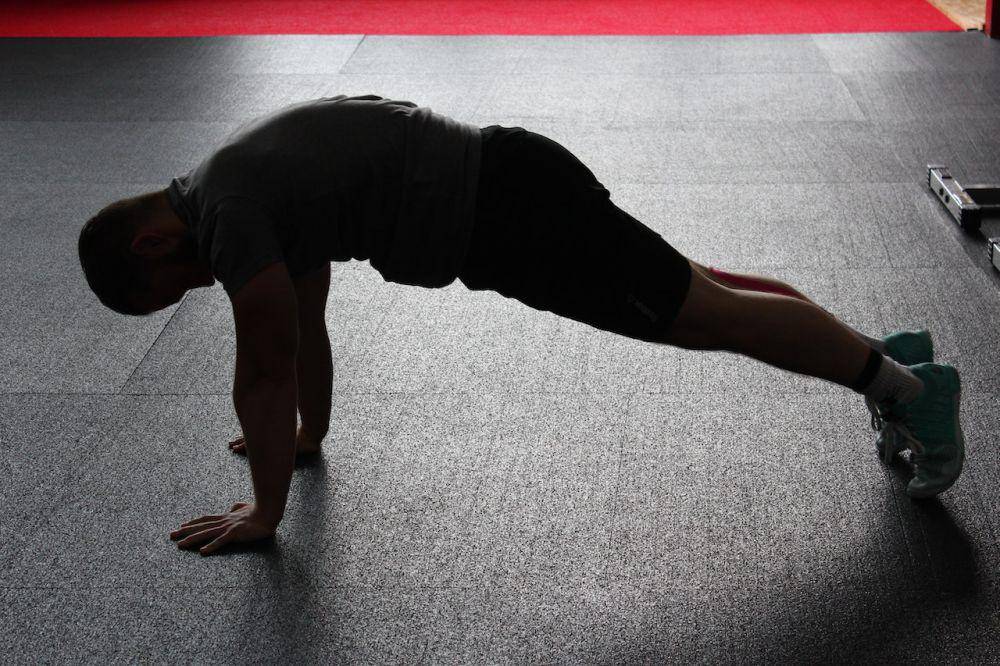 ilustrasi orang melakukan push up (pexels.com/Pixabay)