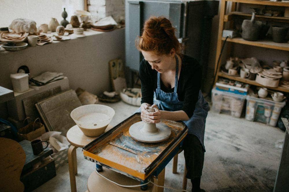 ilustrasi membuat pottery (pexels.com/Valeria Ushakova)