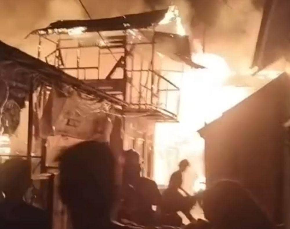Upaya pemadaman api di Surgi Mufti, Banjarmasin Utara.