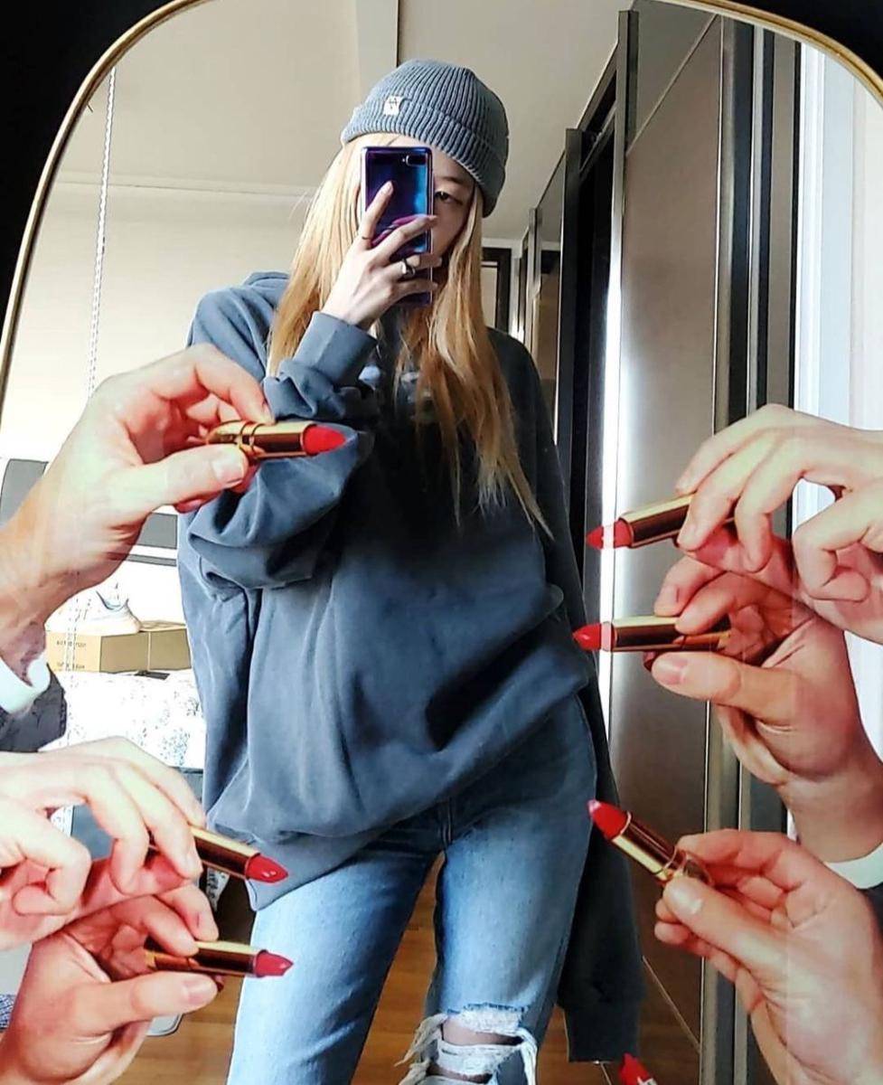 Ide styling celana jeans ala Rosé BLACKPINK (instagram.com/roses_are_rosie)