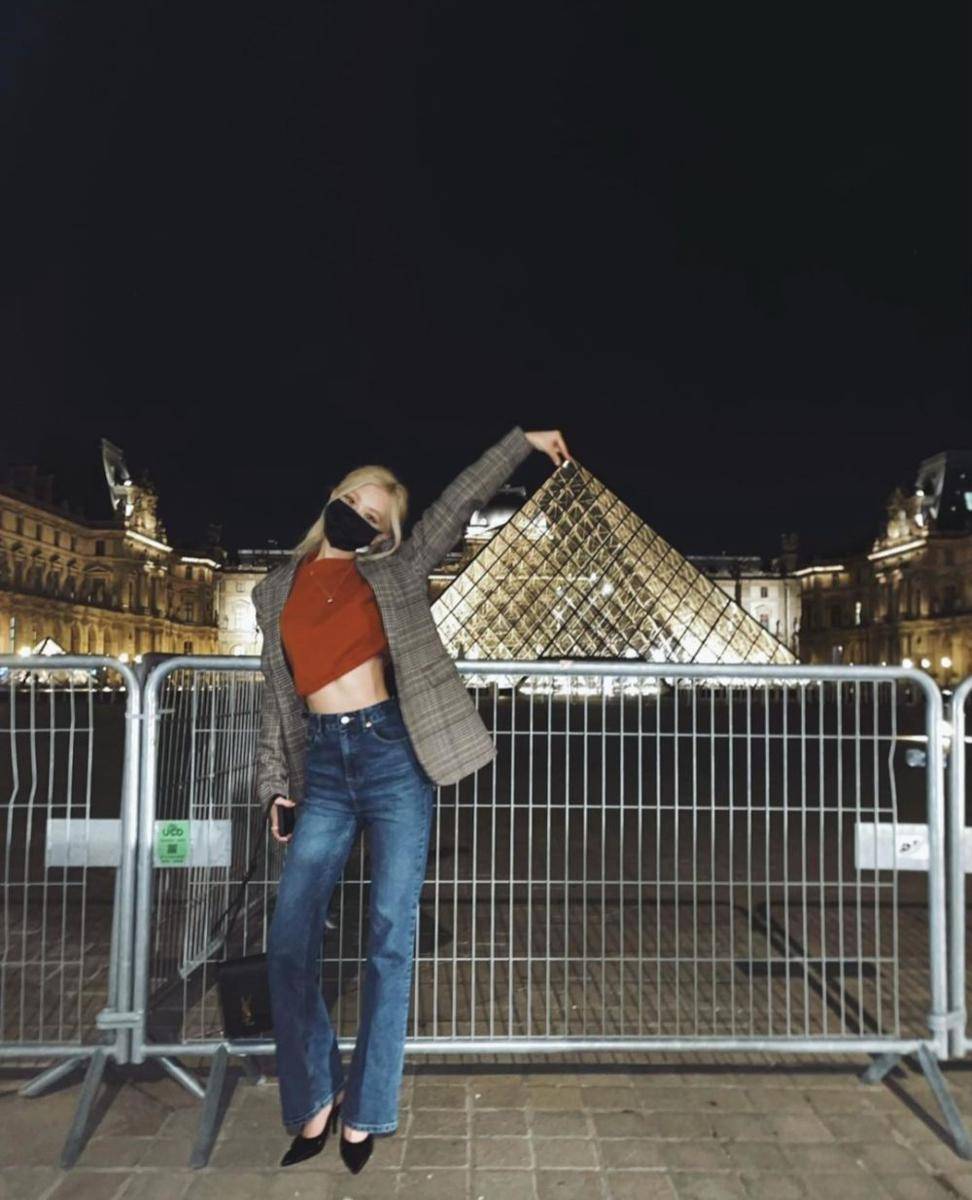 Ide styling celana jeans ala Rosé BLACKPINK (instagram.com/roses_are_rosie)