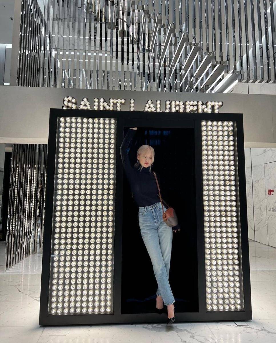Ide styling celana jeans ala Rosé BLACKPINK (instagram.com/roses_are_rosie)