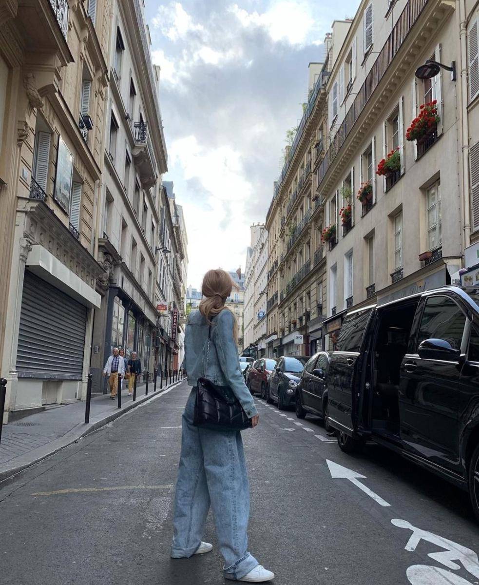 Ide styling celana jeans ala Rosé BLACKPINK (instagram.com/roses_are_rosie)