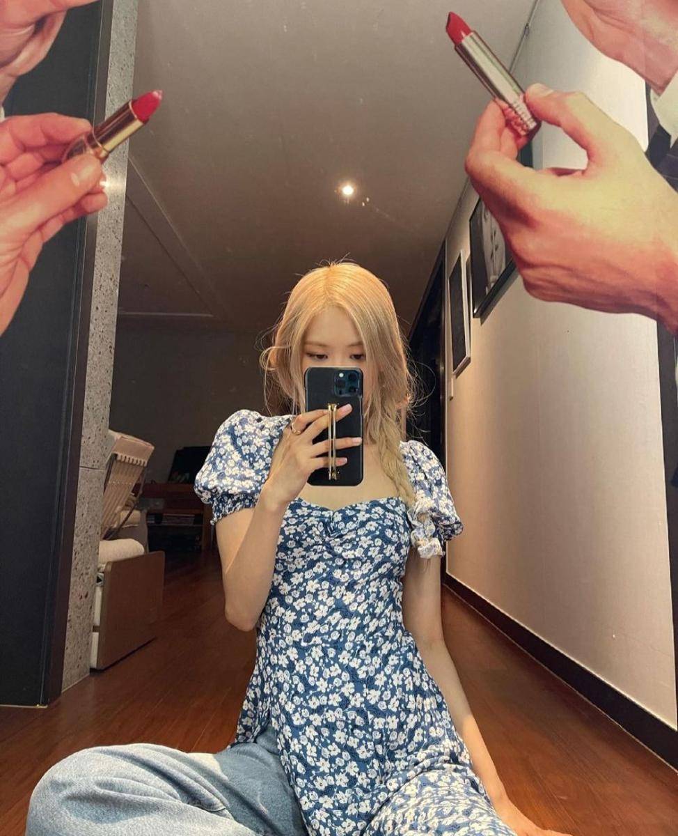 Ide styling celana jeans ala Rosé BLACKPINK (instagram.com/roses_are_rosie)