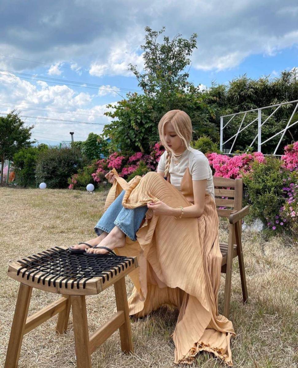 Ide styling celana jeans ala Rosé BLACKPINK (instagram.com/roses_are_rosie)