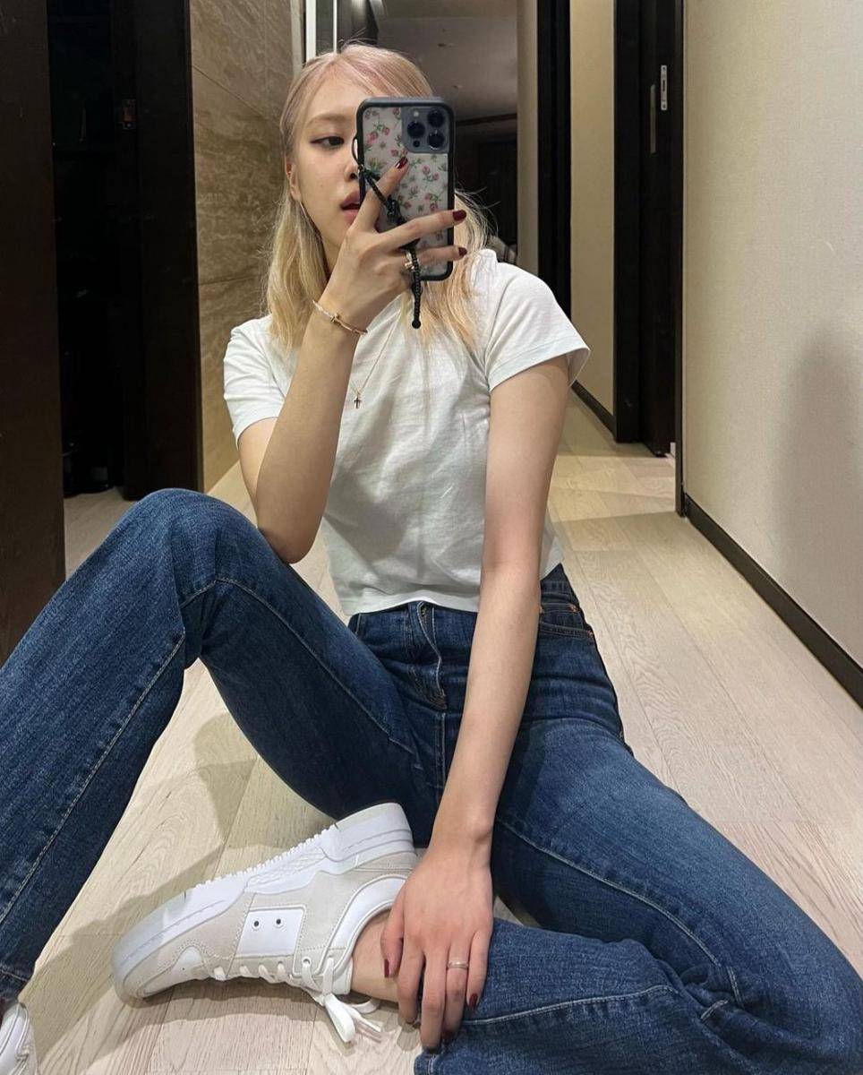 Ide styling celana jeans ala Rosé BLACKPINK (instagram.com/roses_are_rosie)