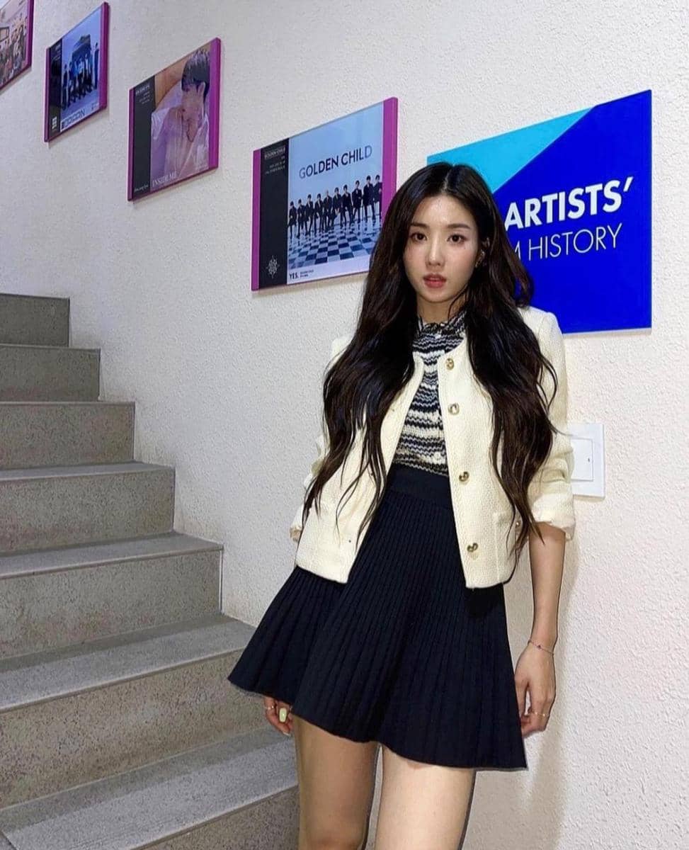 Ide OOTD pakai mini skirt ala Kwon Eunbi (instagram.com/silver_rain.__)