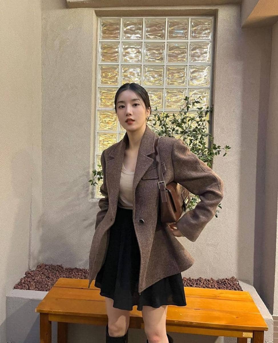 Ide OOTD pakai mini skirt ala Kwon Eunbi (instagram.com/silver_rain.__)