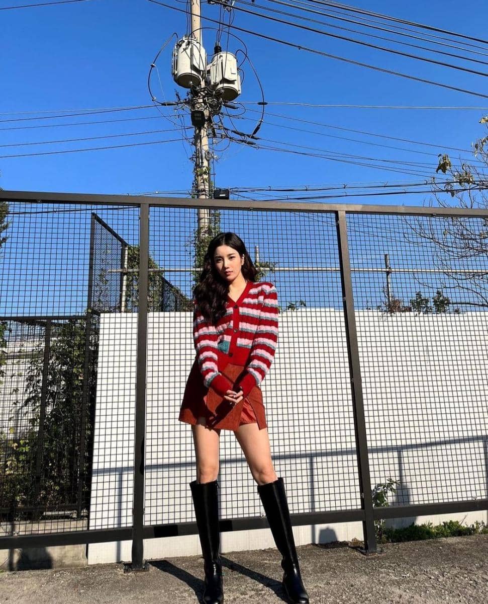 Ide OOTD pakai mini skirt ala Kwon Eunbi (instagram.com/silver_rain.__)
