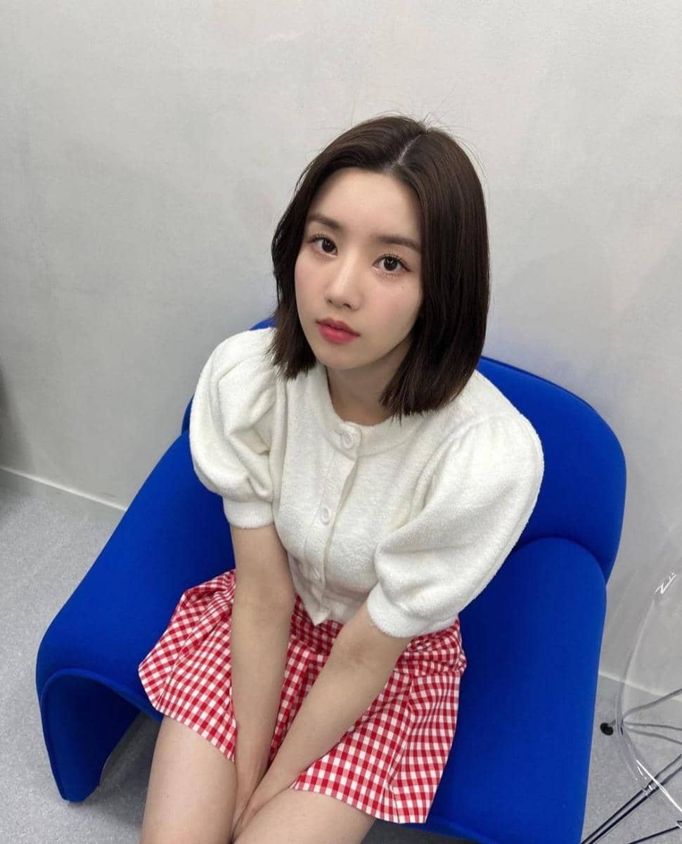 Ide OOTD pakai mini skirt ala Kwon Eunbi (instagram.com/silver_rain.__)