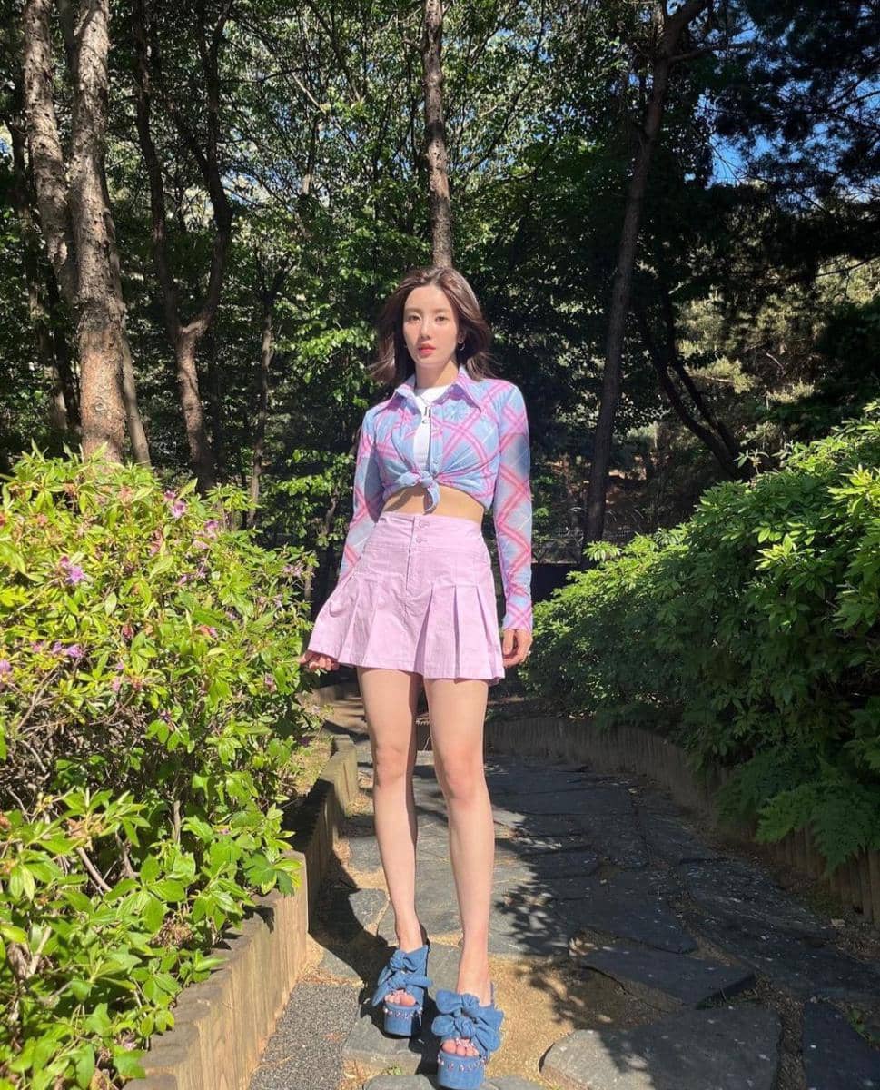Ide OOTD pakai mini skirt ala Kwon Eunbi (instagram.com/silver_rain.__)