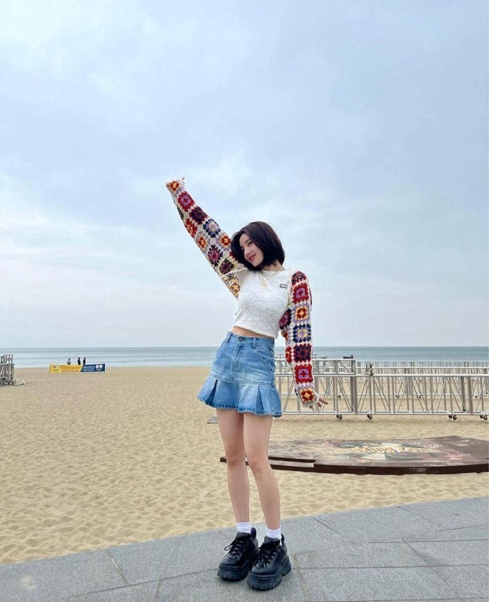 Ide OOTD pakai mini skirt ala Kwon Eunbi (instagram.com/silver_rain.__)