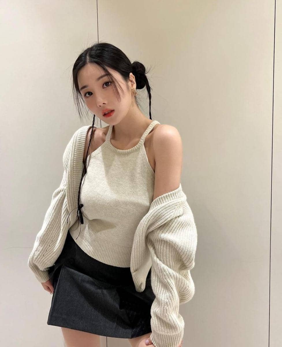 Ide OOTD pakai mini skirt ala Kwon Eunbi (instagram.com/silver_rain.__)