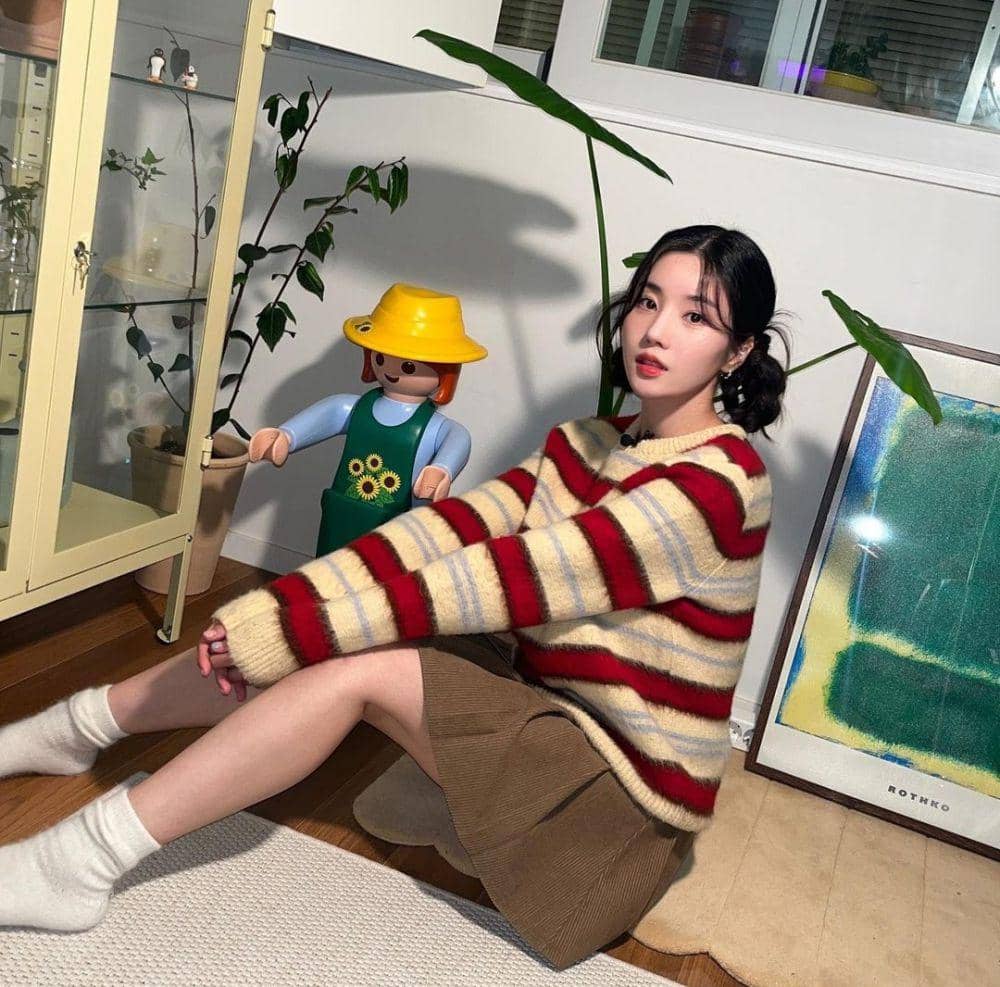 Ide OOTD pakai mini skirt ala Kwon Eunbi (instagram.com/silver_rain.__)