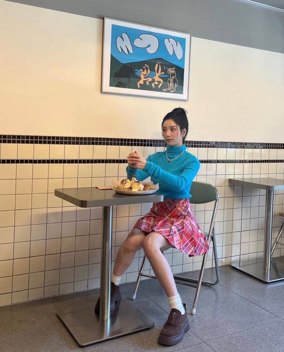 Ide OOTD pakai mini skirt ala Kwon Eunbi (instagram.com/silver_rain.__)
