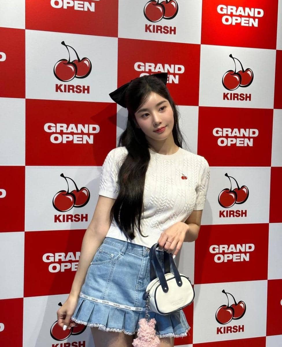 Ide OOTD pakai mini skirt ala Kwon Eunbi (instagram.com/silver_rain.__)