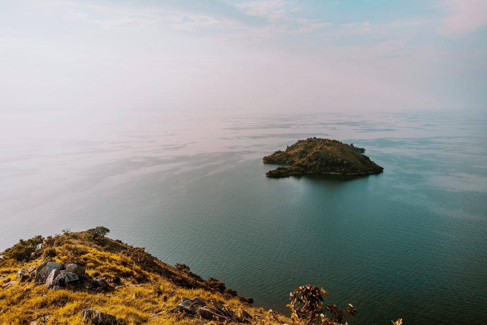 ilustrasi Danau Kivu (unsplash.com/Serrah Galos)