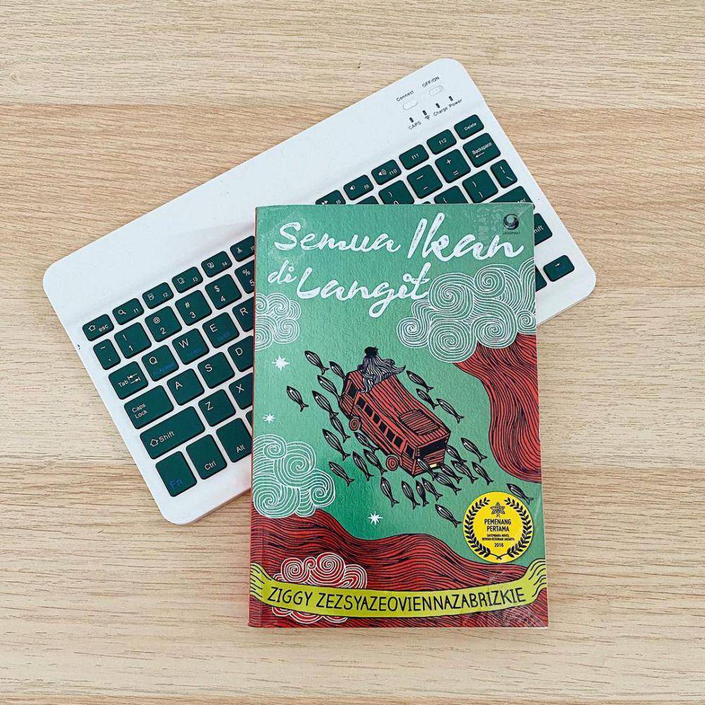 Novel Semua Ikan di Langit (instagram.com/rurureadthebooks)