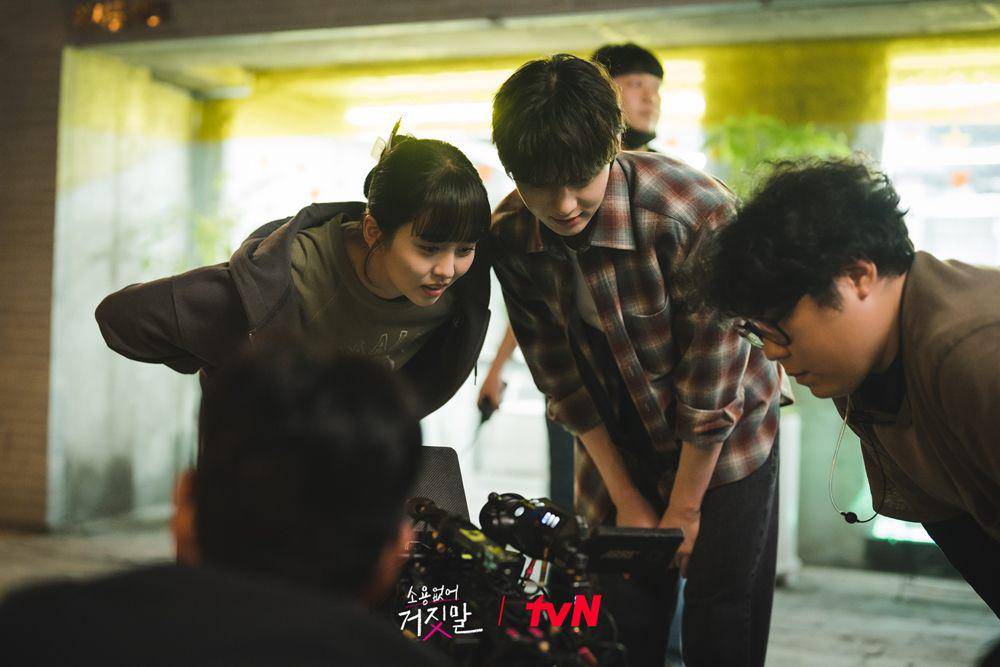 Kim So Hyun dan Hwang Minhyun di balik layar drama My Lovely Liar (instagram.com/tvn_drama)