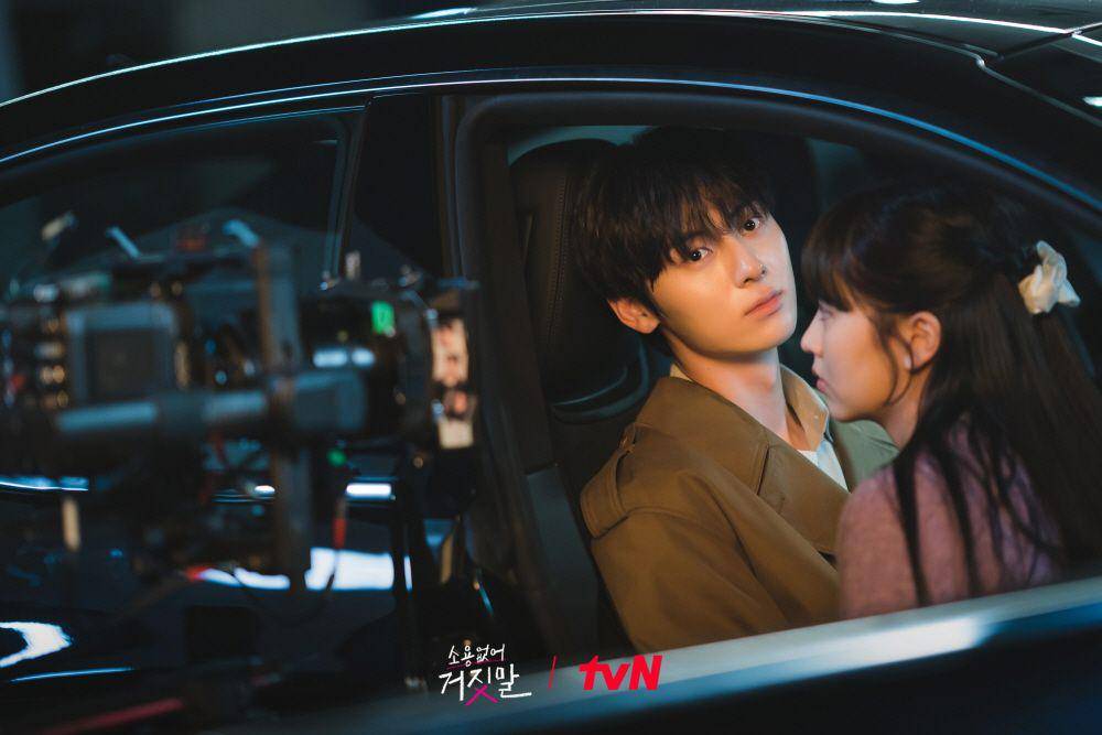 Kim So Hyun dan Hwang Minhyun di balik layar drama My Lovely Liar (instagram.com/tvn_drama)