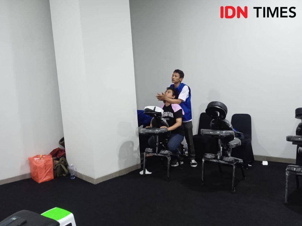 Fasilitas pijat buat jurnalis di Piala Dunia Basket 2023. (IDN Times/Sandy Firdaus)