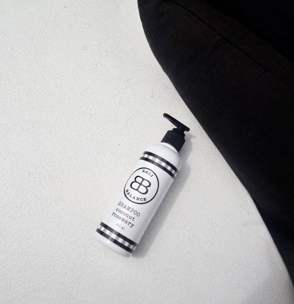 Bali Balance membuat sampo dengan kandungan kelapa dan rosemari (Instagram.com/@balibalance)