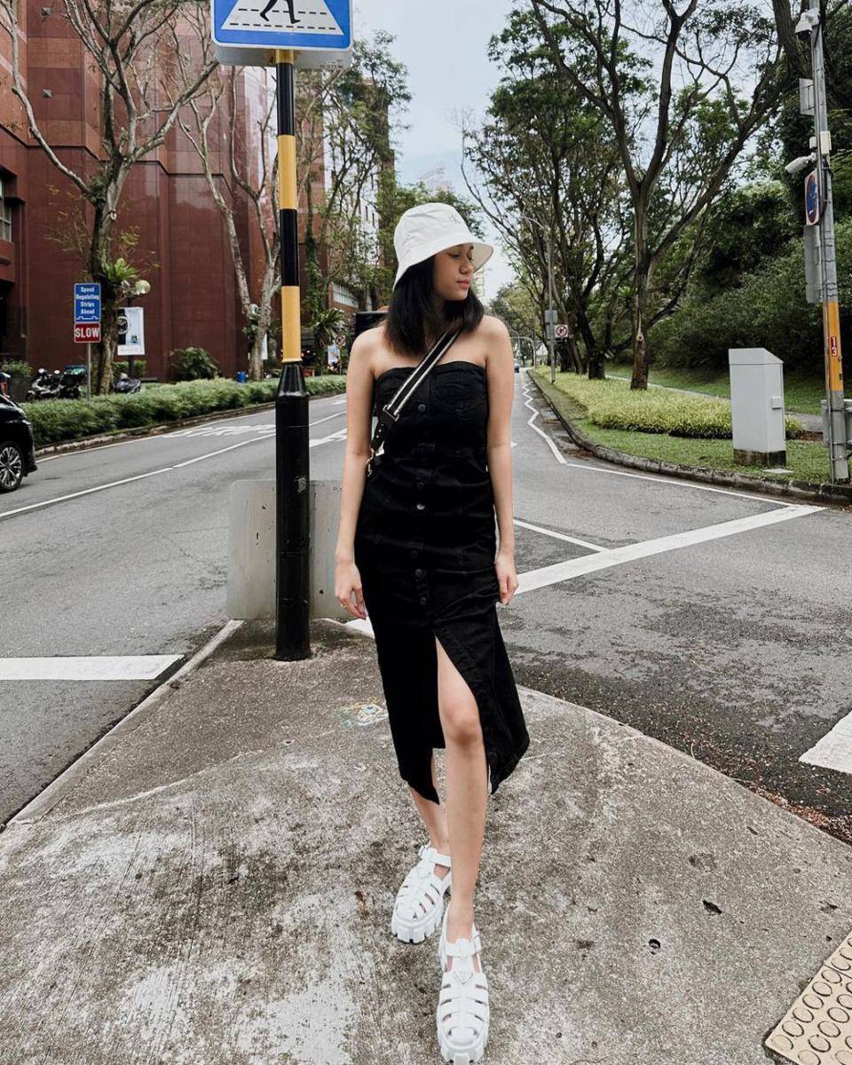 Padu padan outfit denim ala Azizah Salsha (instagram.com/azizahsalsha_)