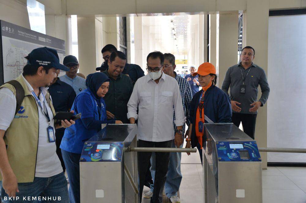 Menteri Perhubungan, Budi Karya Sumadi memeriksa persiapan LRT Jabodebek sebelum diresmikan Presiden Joko “Jokowi” Widodo pada Senin, (28/8/2023). (dok. Kemenhub)