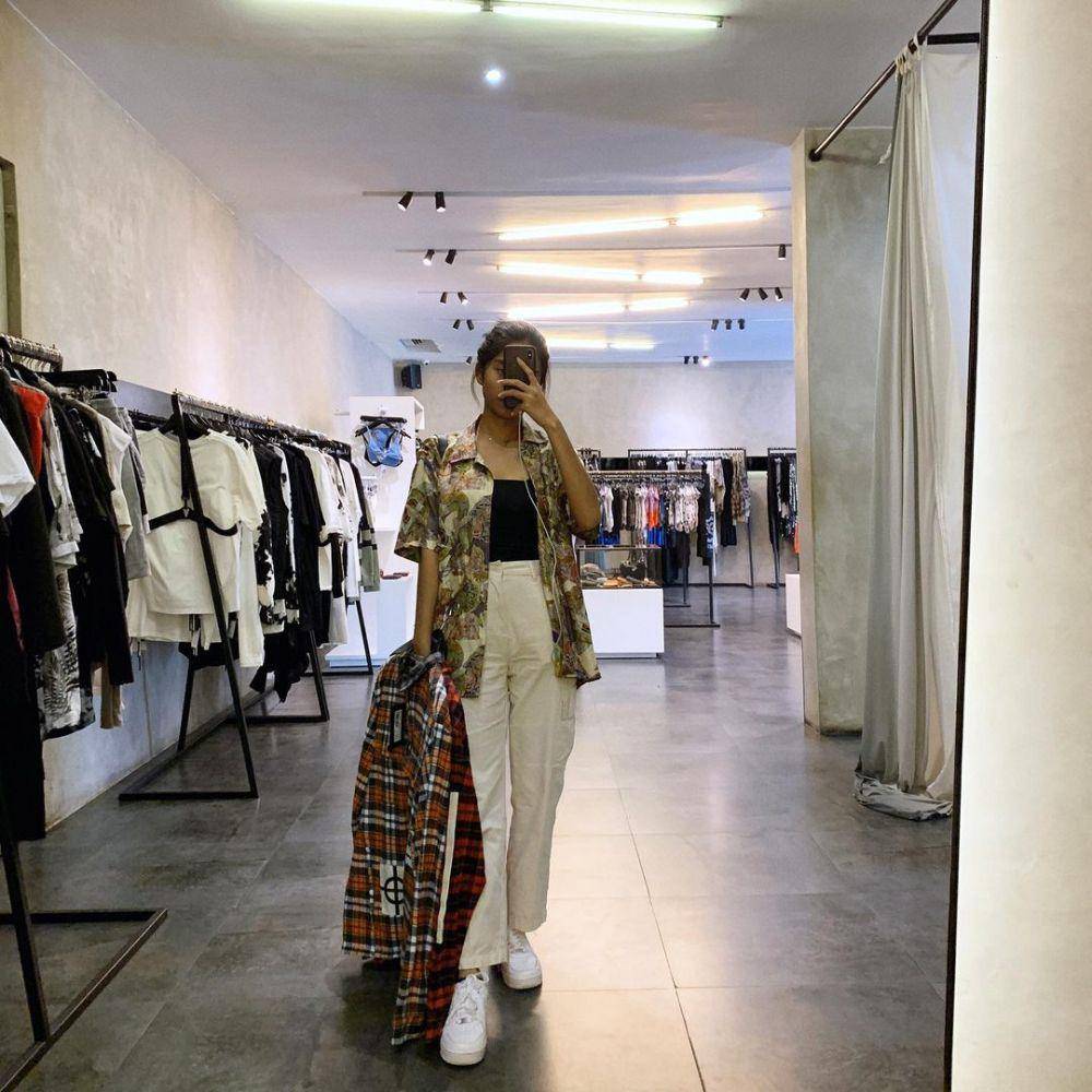 Padu padan outfit denim ala Azizah Salsha (instagram.com/azizahsalsha_)