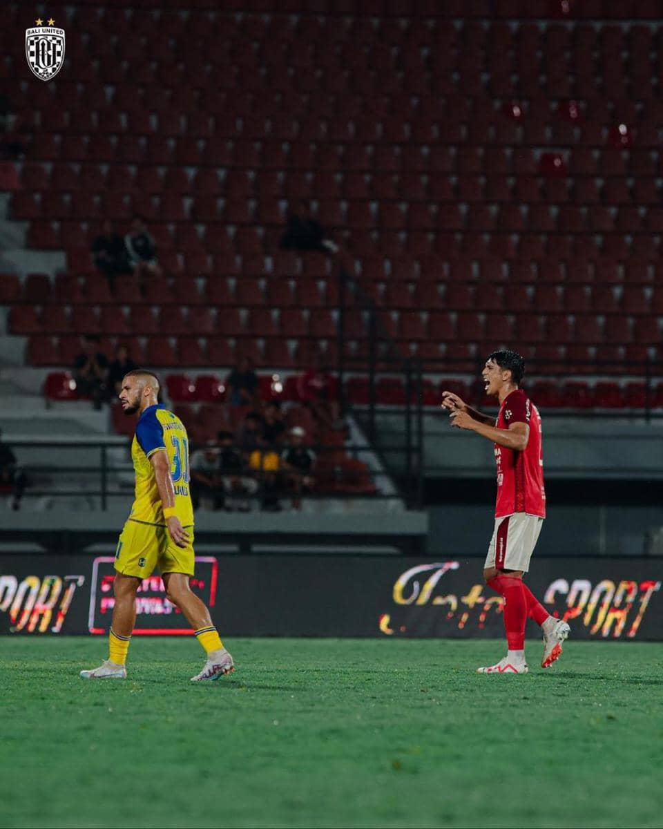 Elias Dolah saat masuk sebagai pemain pengganti. (Instagram.com/baliunitedfc)