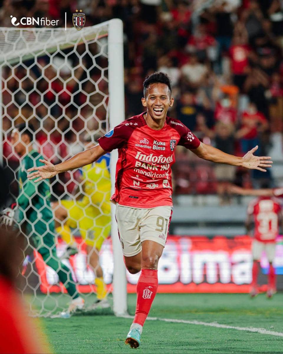 M Rahmat setelah mencetak gol kemenangan Bali United. (Instagram.com/baliunitedfc)
