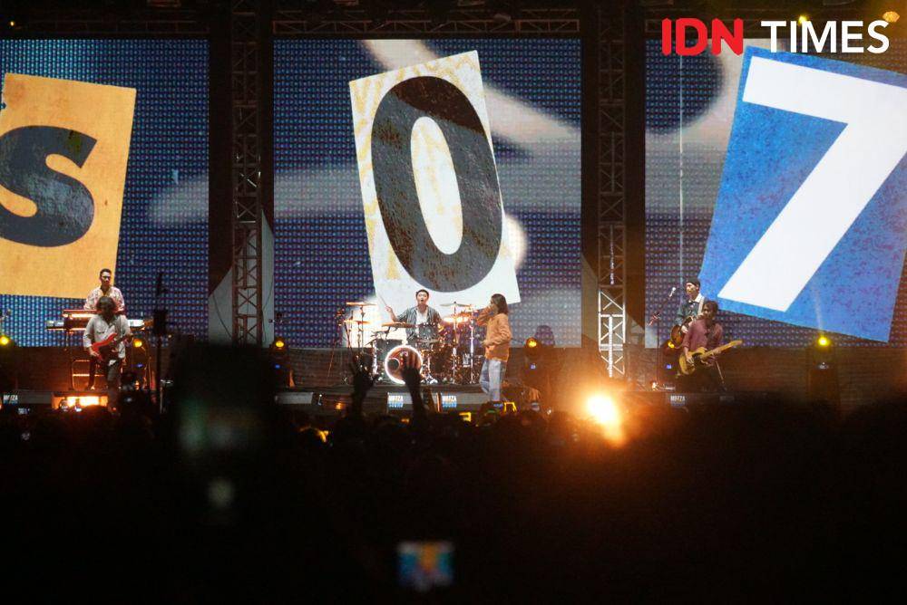 Penampilan Sheila On 7 dalam Merona Fest, di Stadion Kridosono Yogyakarta, Sabtu (26/8/2023). (IDN Times/Herlambang Jati Kusumo)
