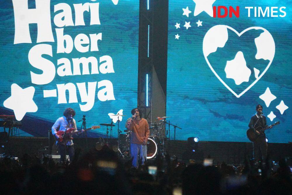 Penampilan Sheila On 7 dalam Merona Fest, di Stadion Kridosono Yogyakarta, Sabtu (26/8/2023). (IDN Times/Herlambang Jati Kusumo)