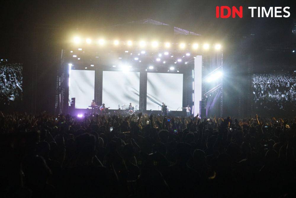 Penampilan Sheila On 7 saat Merona Fest, di Stadion Kridosono Yogyakarta, Sabtu (26/8/2023). (IDN Times/Herlambang Jati Kusumo)