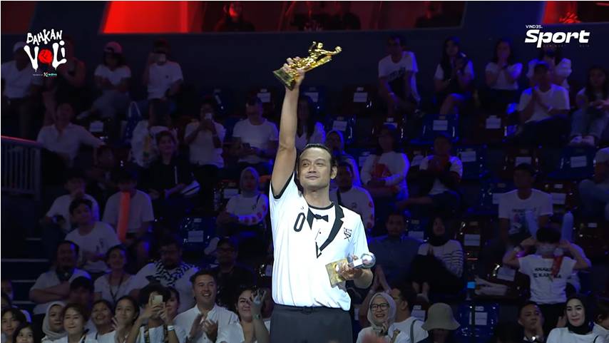 Dwi Sasono memboyong dua piala. (Youtube.com/Vindes)