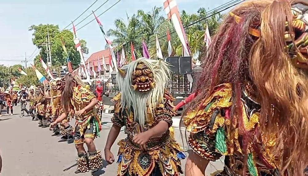 11 Potret Unik Pawai Budaya Pelajar Magetan di HUT RI ke 78