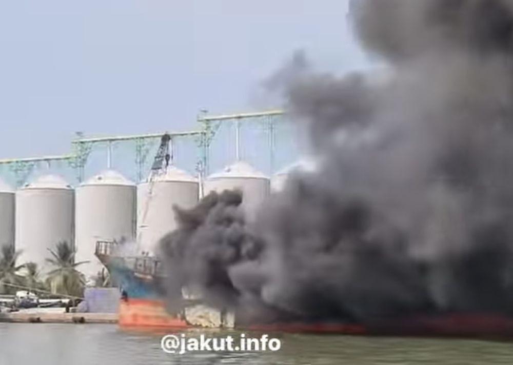Kapal Kargo Terbakar di Pelabuhan Sunda Kelapa