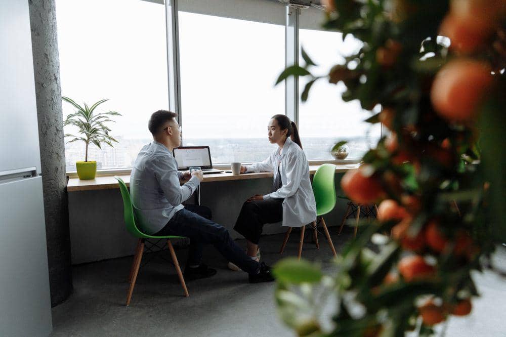 ilustrasi teman kantor (pexels.com/Thirdman)