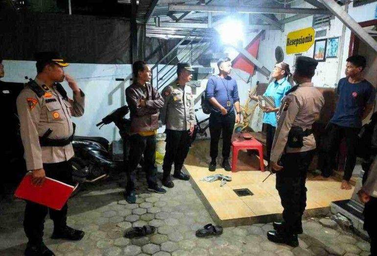 (Aparat kepolisian saat menggerebek penginapan di Ogan Ilir) IDN Times/istimewa